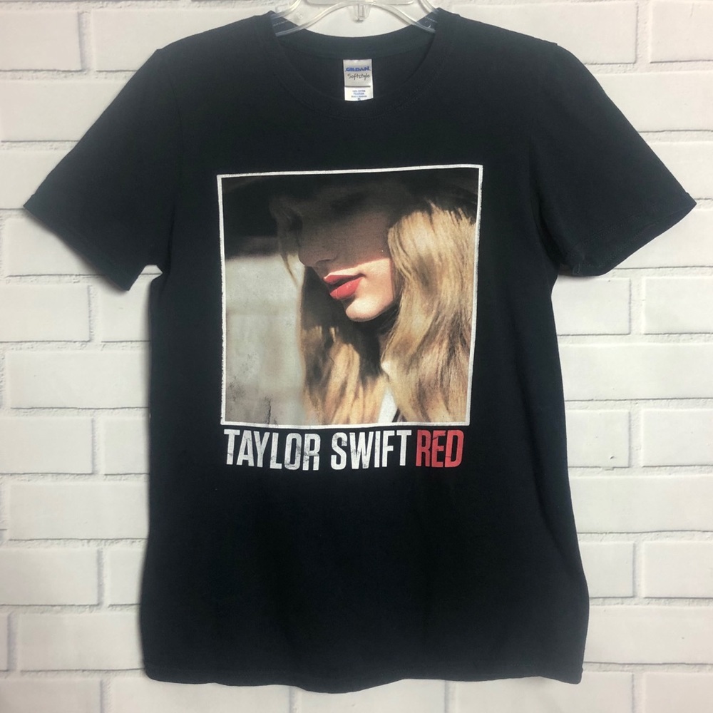 TAYLOR SWIFT RED CONCERT GRAPHIC TEE | Black | SM